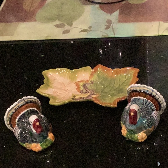 BELLA CASA by GANZ CERAMIC PAIR OF TURKEY ON A CERAMIC AUTUMN PLATTER. - Picture 2 of 14